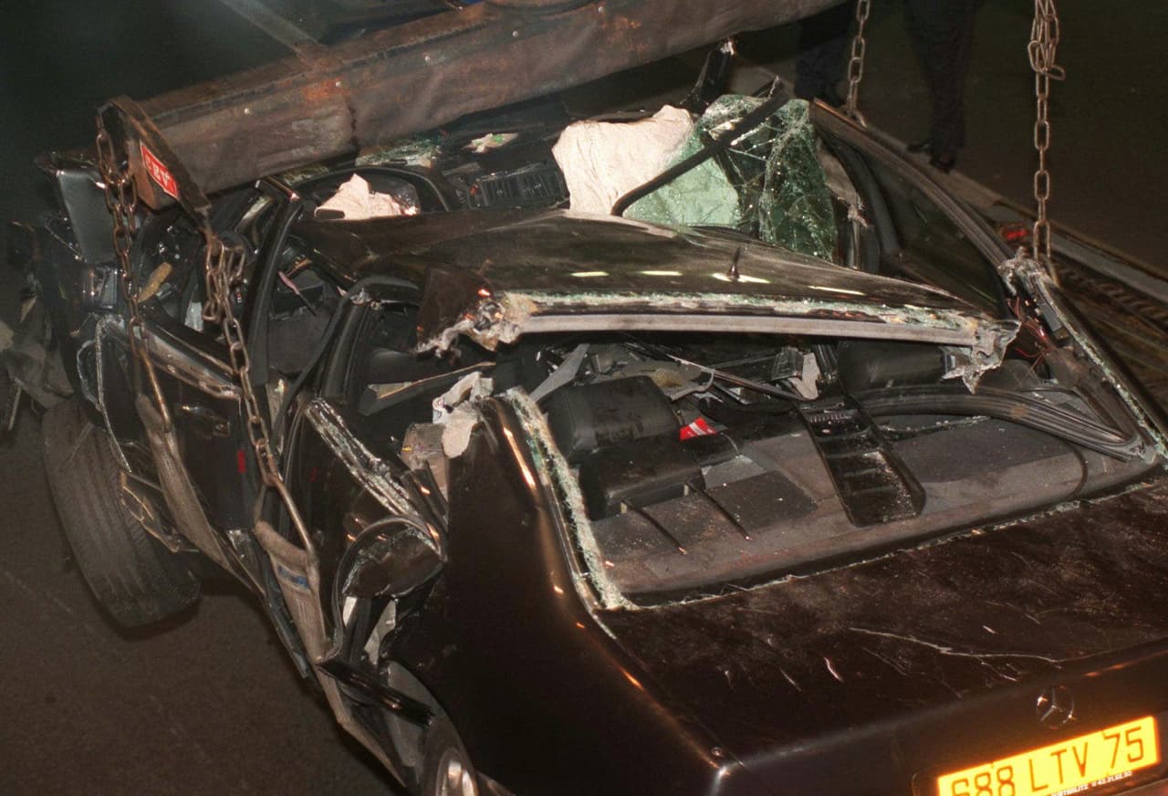 El 31 de agosto, el vehículo mercedes de Lady Diana quedó así tras colisonar en el interior del túnel bajo el Puente de las Almas.