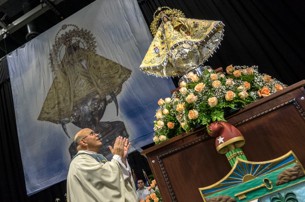 El padre Fernando Eduardo Heria, rector de la ermita de la Caridad del Cobre, saluda a la Virgen de la Caridad del Cobre, patrona de Cuba, hoy, jueves 12 de octubre de 2017, antes del oficio de una misa en el Watsco Center de Miami,