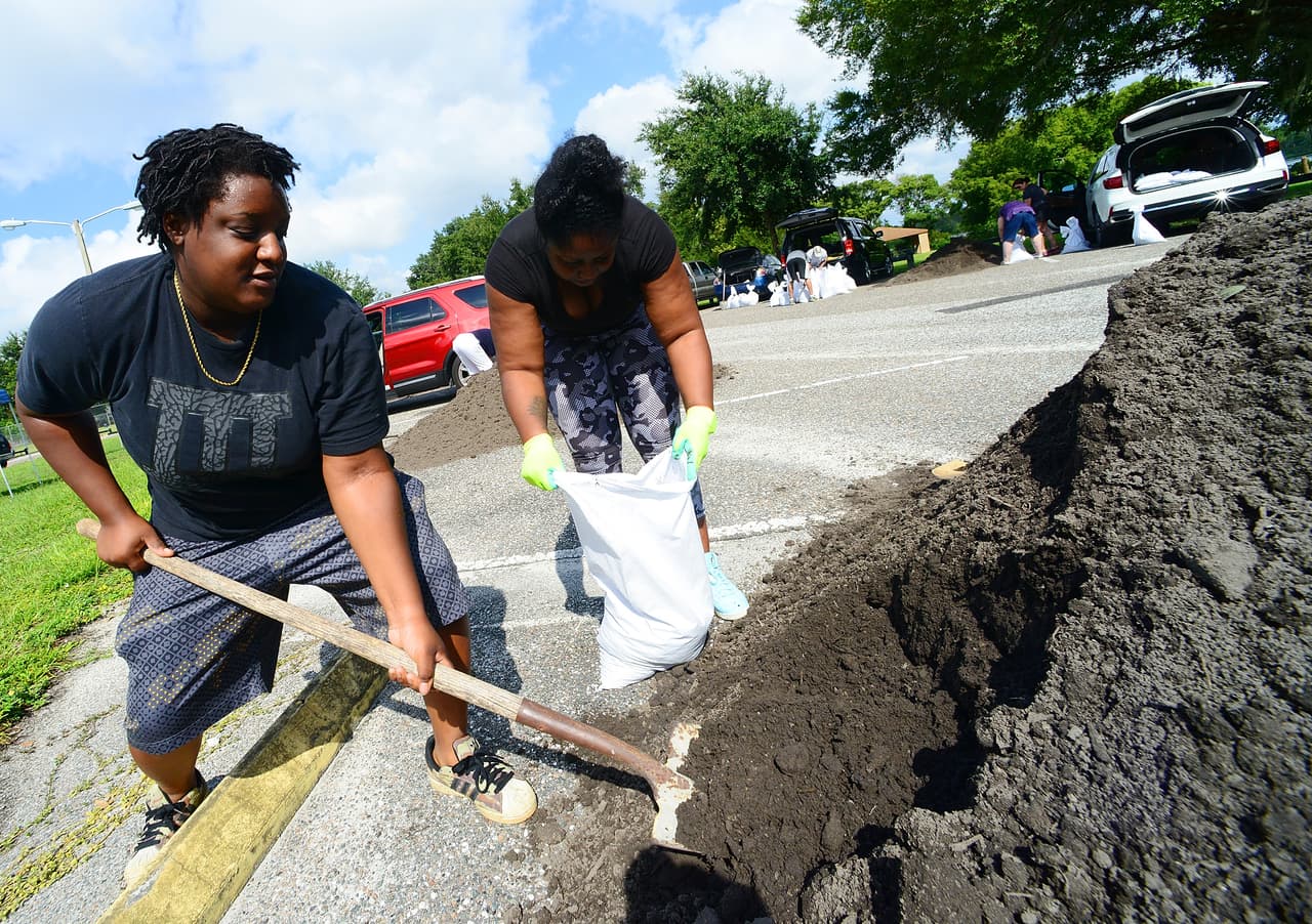 A más de tres días de la posible llegada de Dorian a la costa este de Florida los residentes de Casselberry, en el centro del estado, llenan bolsas de arena para defenderse de eventuales inundaciones. El Centro Nacional de Huracanes (NHC, por sus siglas en inglés) pronostica que el fenómeno meteorológico se fortalecerá hasta convertirse en tormenta de Categoría 4 antes de tocar tierra.