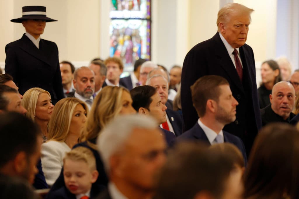 Melania Trump y Donald Trump llegan a los servicios en la Iglesia de San Juan como parte de las ceremonias de inauguración el 20 de enero de 2025 en Washington, DC.