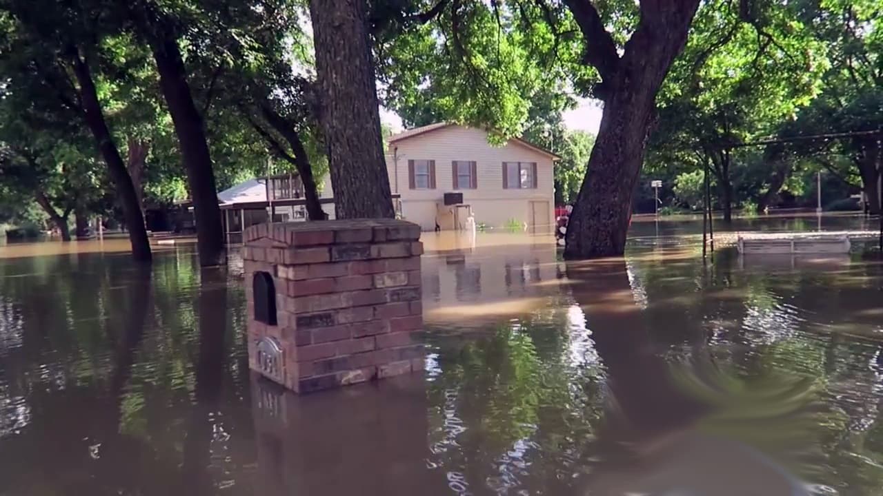 Residentes de la población de Horseshoe Bend en el Condado Parker han sido evacuados ante la creciente. Pero algunos se niegan a salir de sus casas.