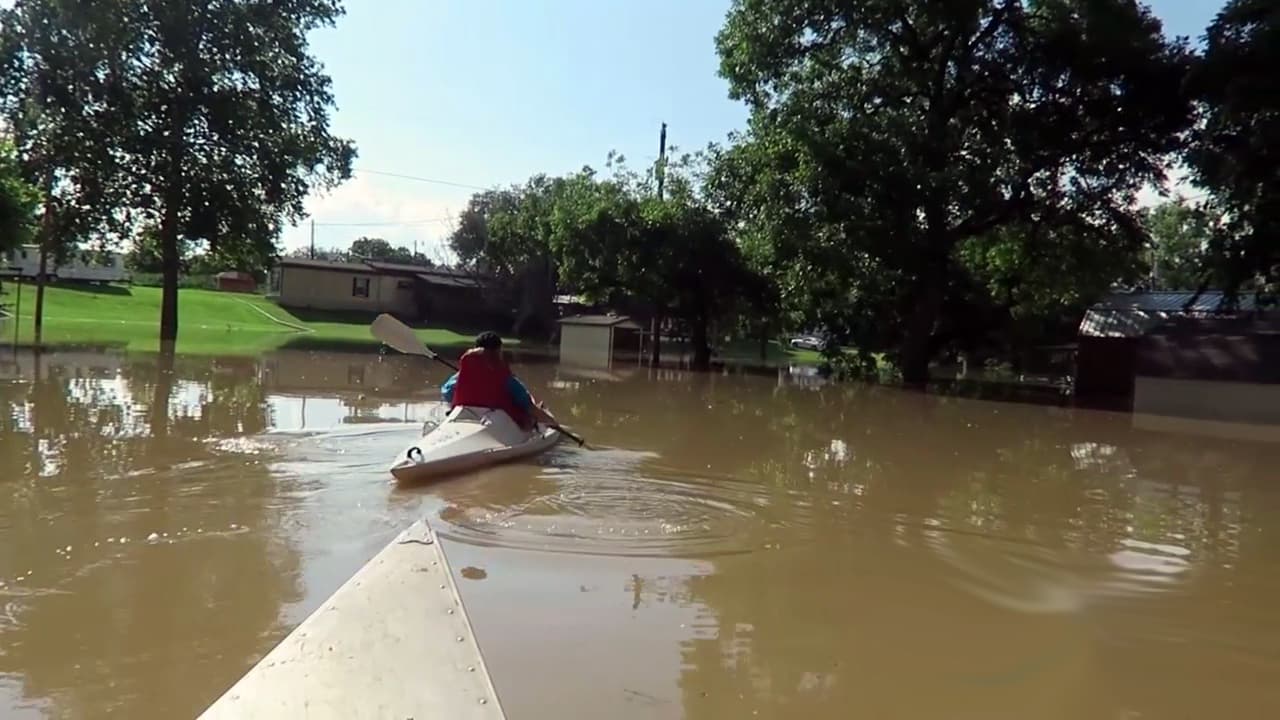 Residentes de la población de Horseshoe Bend en el Condado Parker han sido evacuados ante la creciente. Pero algunos se niegan a salir de sus casas.