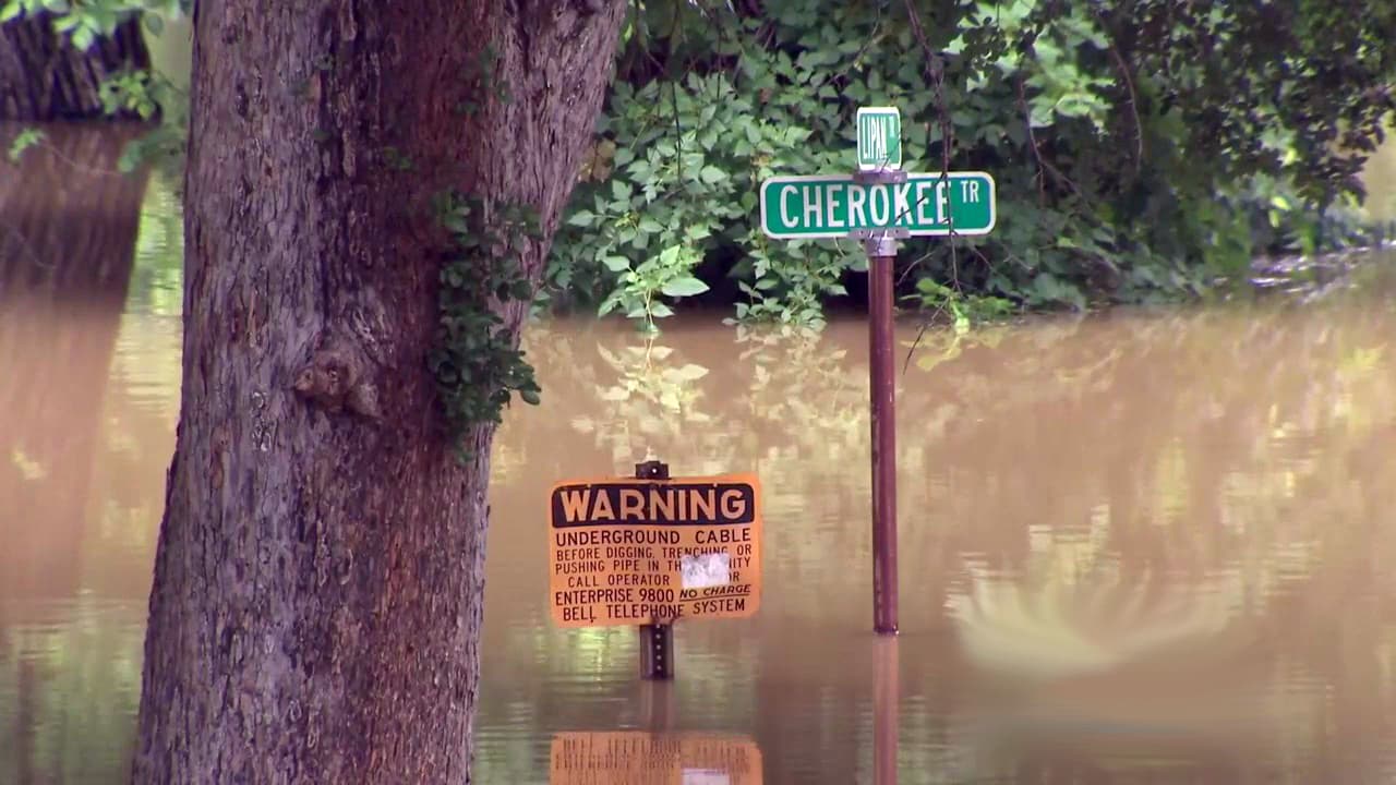 Residentes de la población de Horseshoe Bend en el Condado Parker han sido evacuados ante la creciente. Pero algunos se niegan a salir de sus casas.