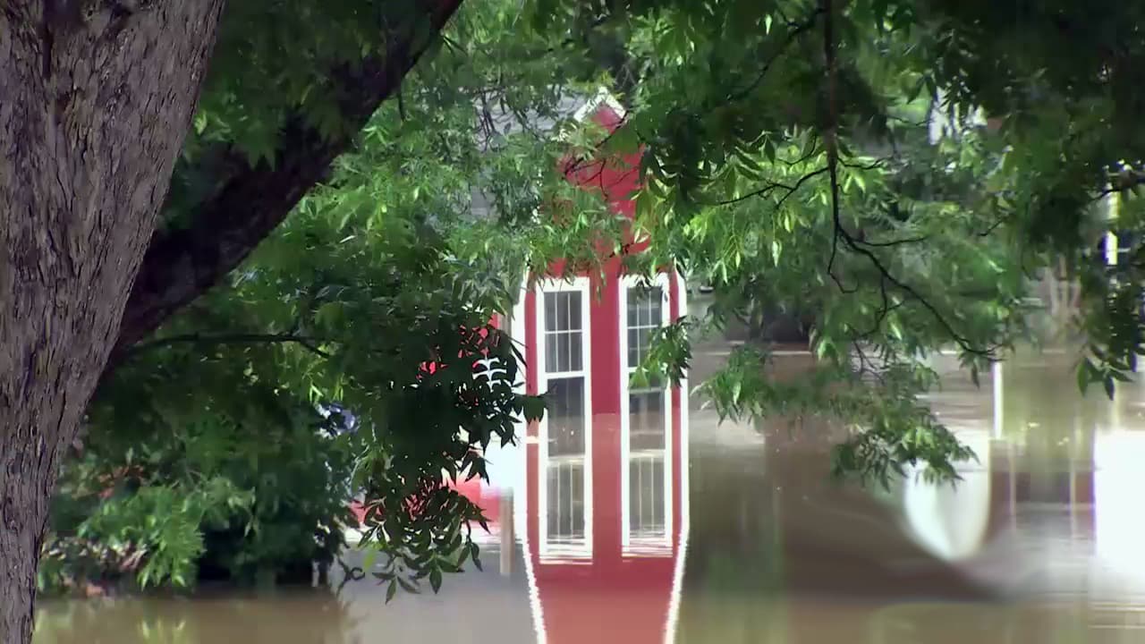 Residentes de la población de Horseshoe Bend en el Condado Parker han sido evacuados ante la creciente. Pero algunos se niegan a salir de sus casas.