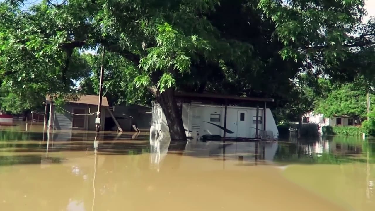 Residentes de la población de Horseshoe Bend en el Condado Parker han sido evacuados ante la creciente. Pero algunos se niegan a salir de sus casas.