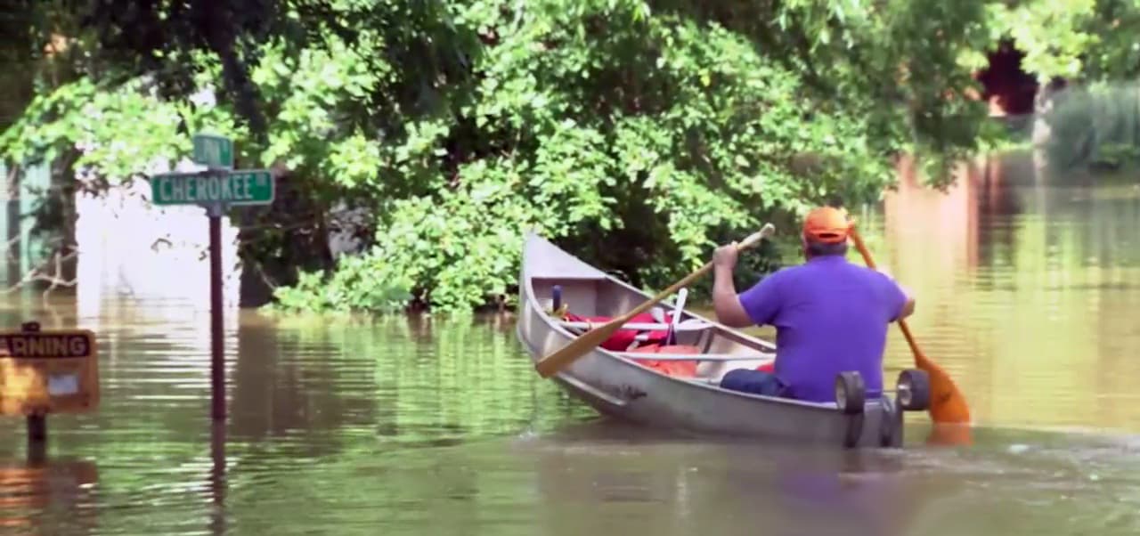 Residentes de la población de Horseshoe Bend en el Condado Parker han sido evacuados ante la creciente. Pero algunos se niegan a salir de sus casas.