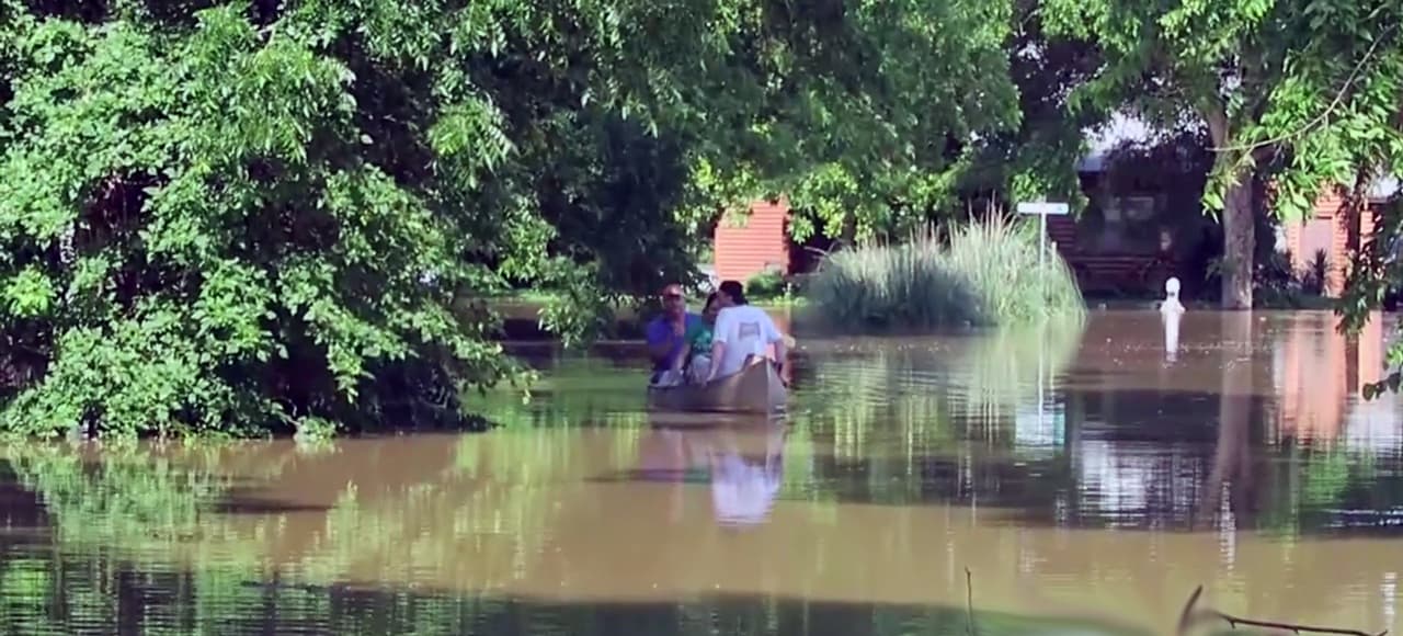 Residentes de la población de Horseshoe Bend en el Condado Parker han sido evacuados ante la creciente. Pero algunos se niegan a salir de sus casas.
