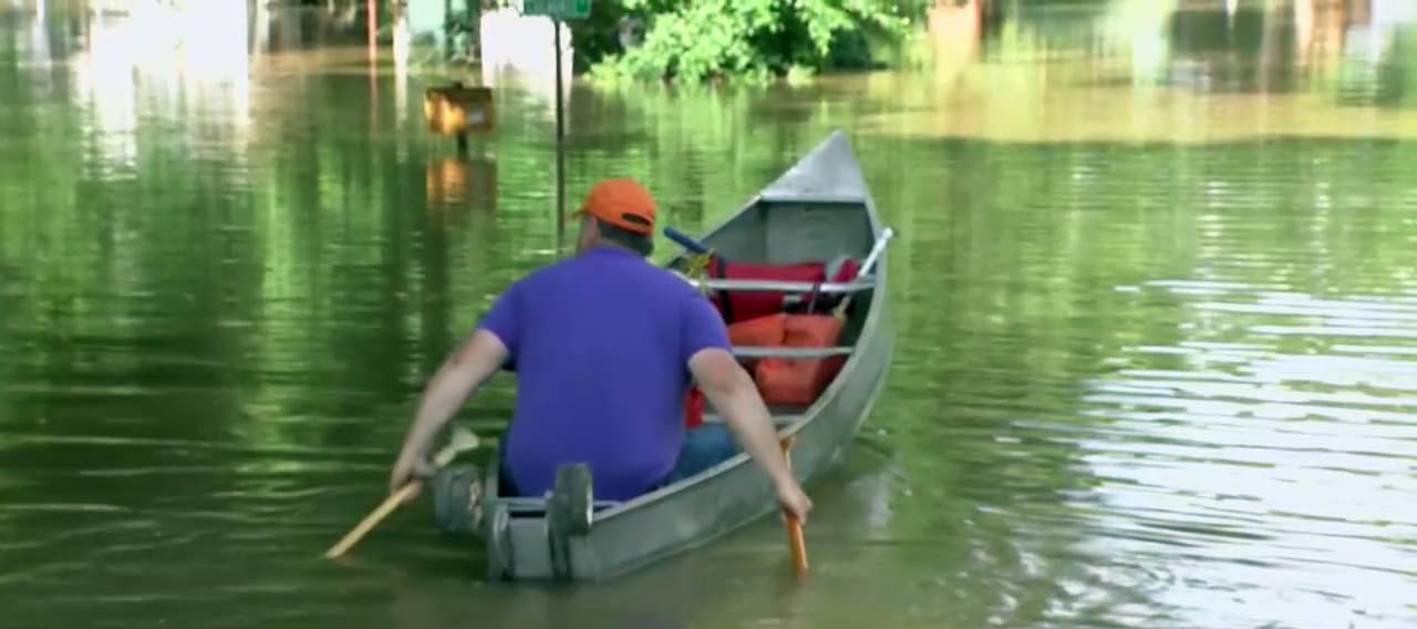 Residentes de la población de Horseshoe Bend en el Condado Parker han sido evacuados ante la creciente. Pero algunos se niegan a salir de sus casas.