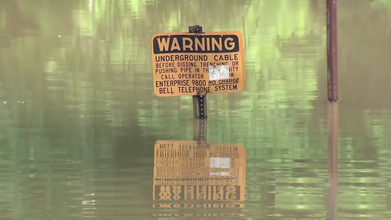 Residentes de la población de Horseshoe Bend en el Condado Parker han sido evacuados ante la creciente. Pero algunos se niegan a salir de sus casas.