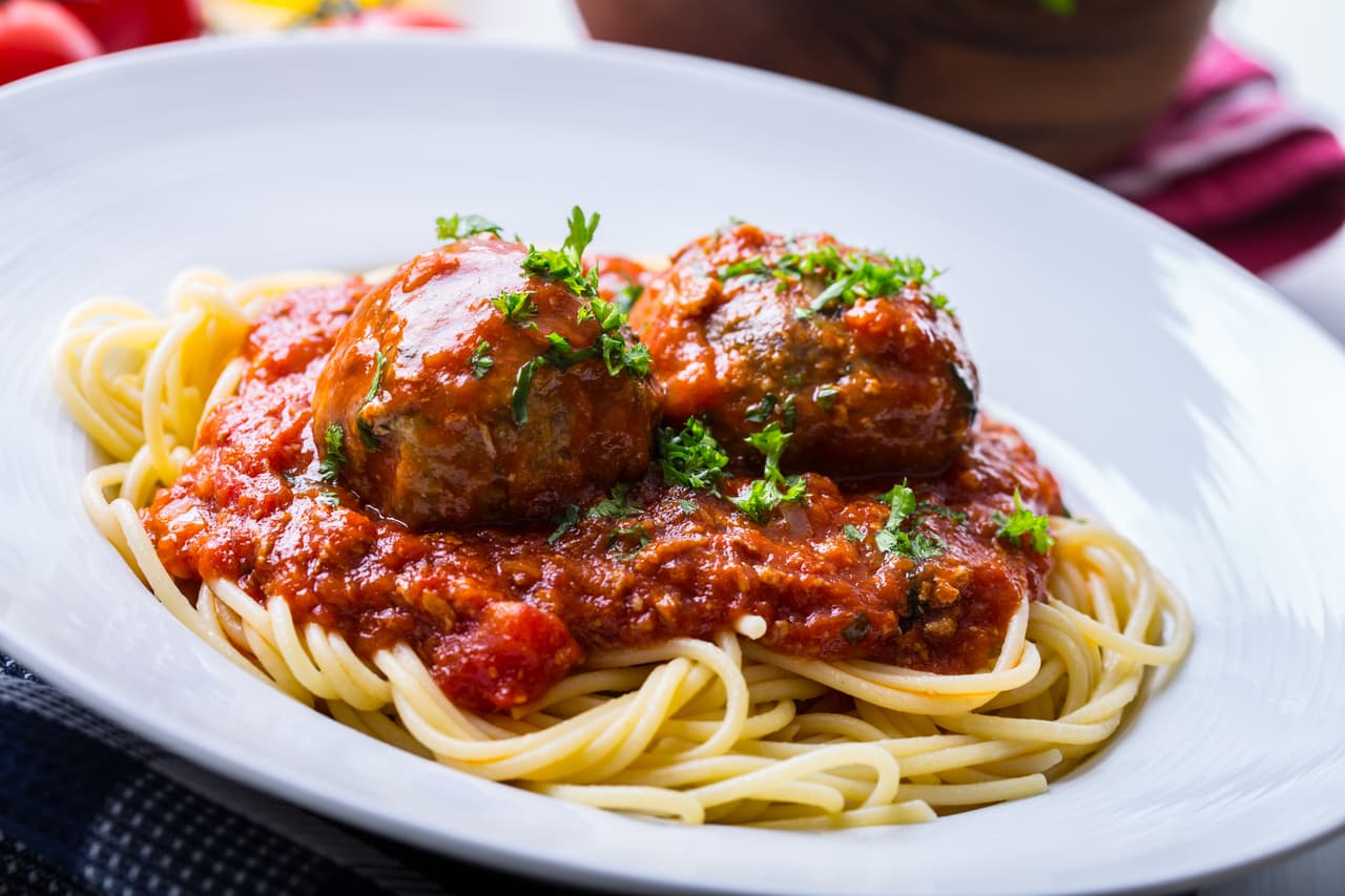 <b>Espagueti con albóndigas. </b>En Italia la pasta es pasta y las albóndigas son albóndigas. Esta peculiar combinación probablemente fue desarrollada por inmigrantes italianos en la ciudad de Nueva York a principios del siglo XX, tal vez porque tuvieron acceso a más carne de la que hubiera estado disponible en su tierra natal y querían incluirla siempre que fuera posible. 
<br>
<br>La primera receta del plato apareció en la década de 1920, publicada por la Asociación Nacional de Pasta, fundada en Estados Unidos en 1904.
<br>