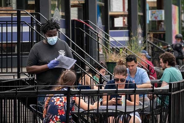 ¿Por qué cada vez más jóvenes dan positivo al covid-19?