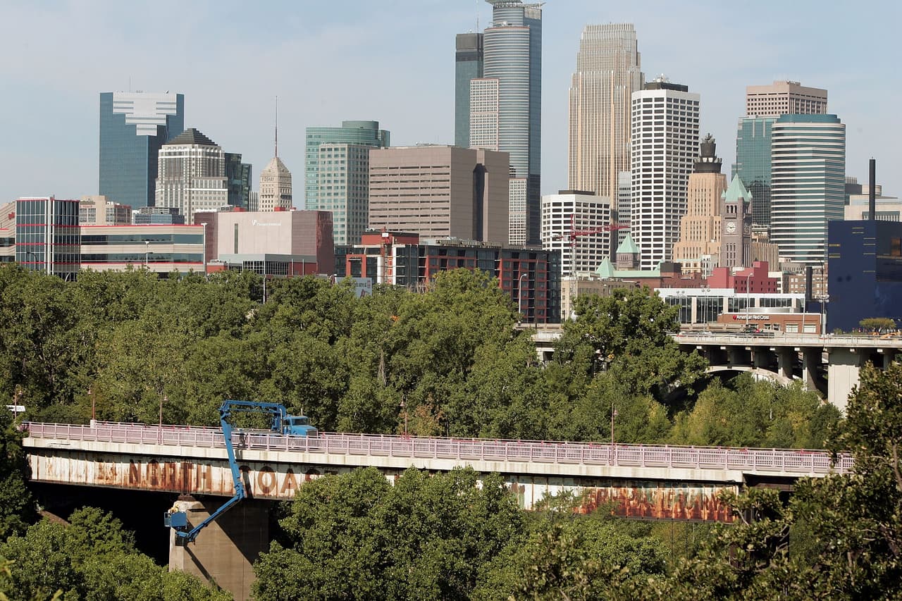 <b>Minneapolis Saint Paul:</b> La ciudad es categorizada en el puesto 12 por su crecimiento en el número de empleos en la 
<a href="https://www.linkedin.com/pulse/12-us-cities-where-transportation-jobs-growing-george-anders" target="_blank">industria del transporte según LinkedIn. </a>