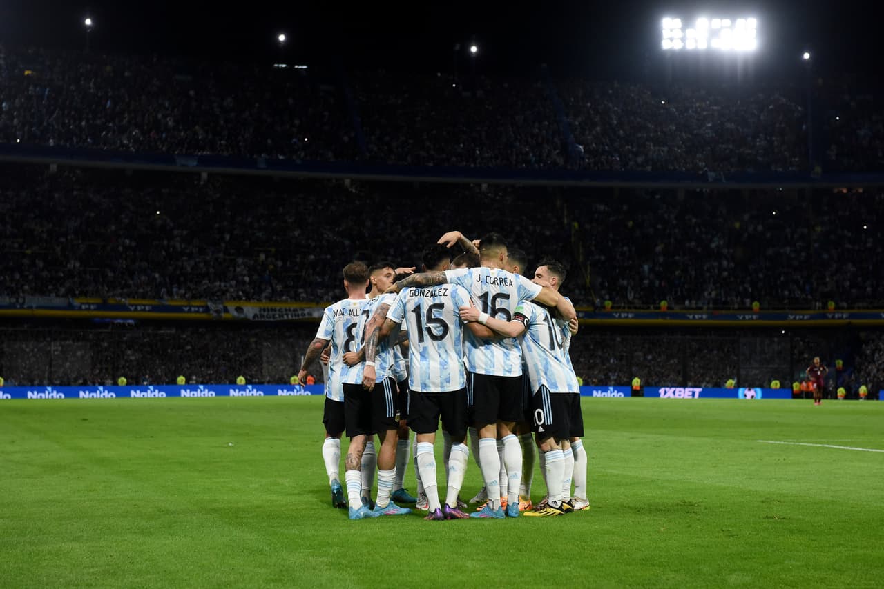 Argentina tardó 35 minutos en abrir el marcador pese al dominio en la cancha. Nico González inaugaraba lo terminaría siendo una goleada en casa.