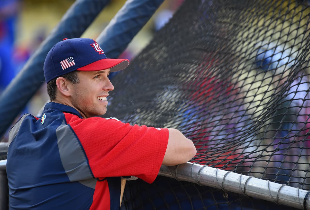 Buster Posey, catcher de USA, observa el calientamiento de sus compañeros previo al partido.