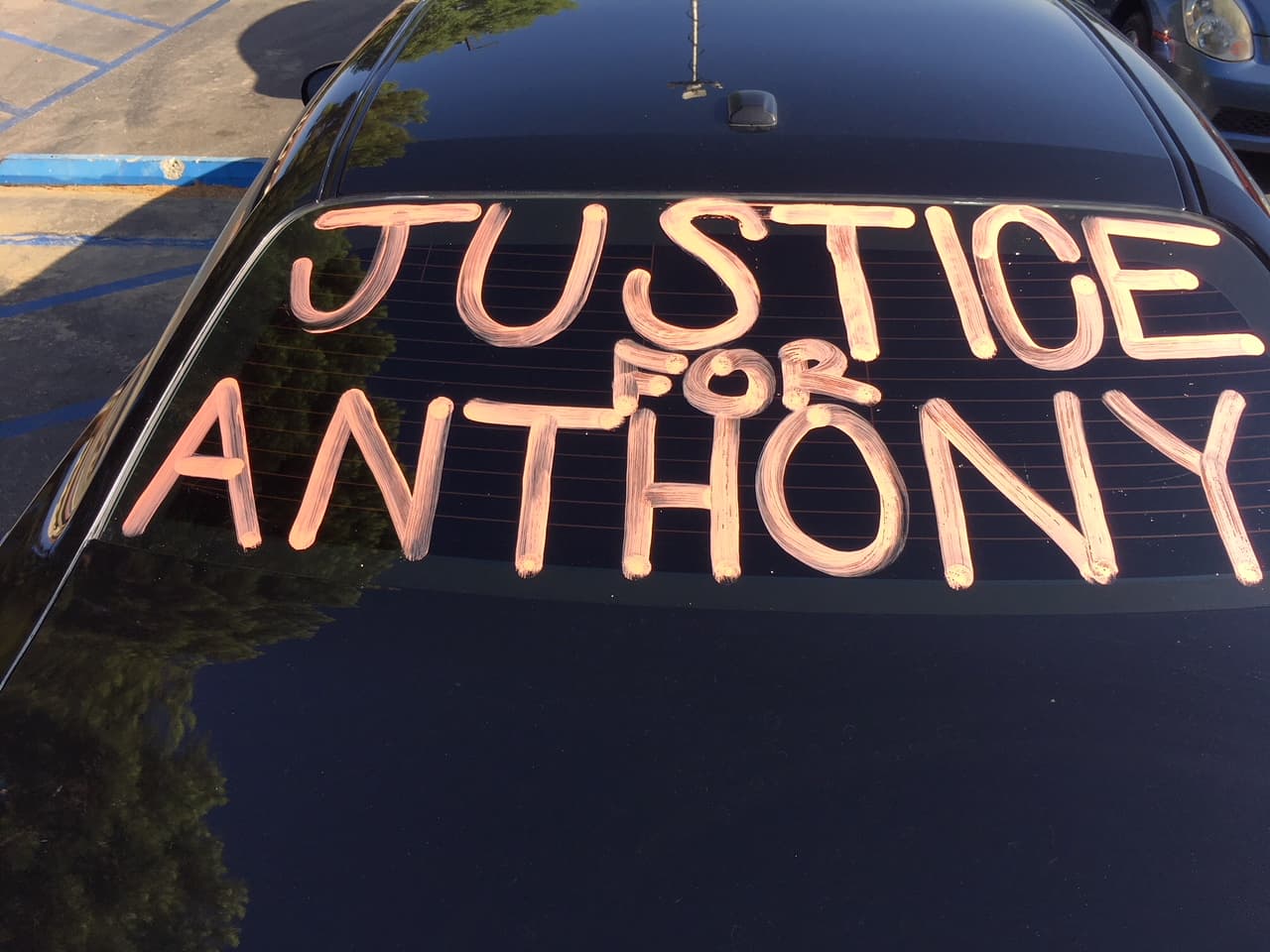 Los registros muestran 18 investigaciones dentro de la casa donde vivía Anthony, denuncias que fueron investigadas supuestamente por el Departamento de Servicios para Niños y Familias (DCFS) en el transcurso de cuatro años desde 2013 y 
<b><a href="https://www.univision.com/shows/noticiero-univision/alertas-ignoradas-comprobaron-88-quejas-por-abuso-fisico-antes-de-la-muerte-del-nino-anthony-avalos-video">88 supuestos casos de abuso infantil, abuso sexual y negligencia infantil.</a></b>