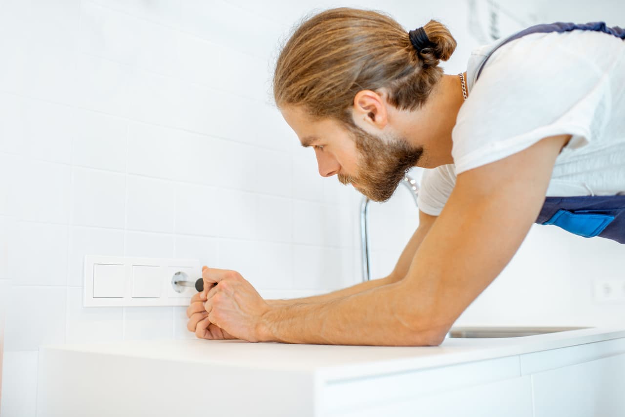 <b>Contactos de luz.</b> La curiosidad de los niños no conoce límites, por lo que debes estar consciente de que explorarán cada rincón de tu hogar, pudiendo meter sus dedos en los contactos de luz. Para evitar una tragedia te sugerimos cubrir los contactos.