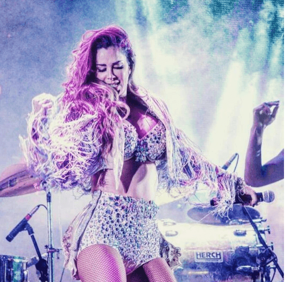 Aunque la grupera también aplica diseños con un estilo de short en la parte inferior.