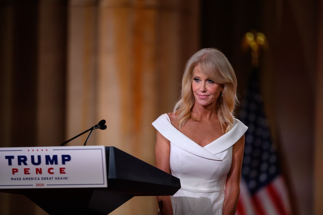 La asesora de la Casa Blanca, Kellyanne Conway, dijo que el presidente Trump apoya a mujeres como ella para que triunfen profesionalmente. "Respeta nuestras opiniones e insiste para que estemos en igualdad de condiciones con los hombres. Me ayudó dándome el poder de gerenciar su campaña electoral. Y ganamos", indicó. Donald Trump ha sido acusado de numerosos avances no deseados y hasta violaciones por numerosas mujeres. 
<br>