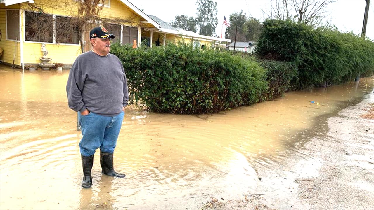 El y los vecinos de la calle Tozer, entre Sunrise y Clinton, en Madera, resultaron damnificados por las 
<b><a href="https://www.univision.com/local/fresno-kftv/la-lluvia-impacta-a-los-comercios-que-ya-estaban-en-malas-condiciones-por-la-pandemia-video">fuertes lluvias. </a></b>