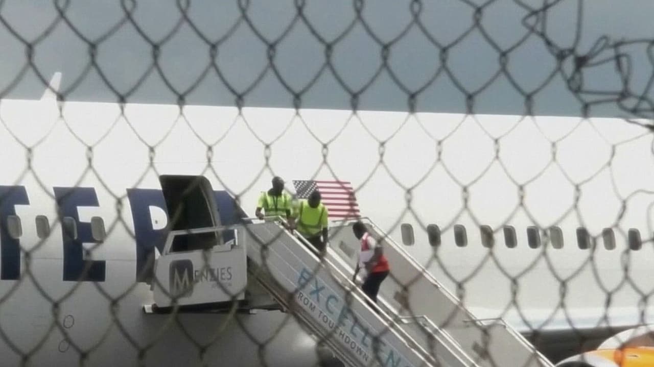 EEUU inicia deportaciones de inmigrantes hispanos a Liberia tras acuerdo de asilo