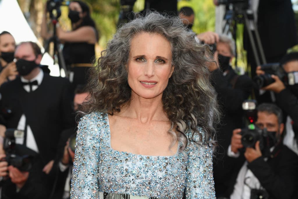 La actriz Andie
<b>MacDowell</b> deslumbró en el Festival de Cannes del 2021 al mostrar sus famosa melena ondulada con tonos grises y blancos, ¡demostró que las canas se pueden ver fabulosas!
<br>