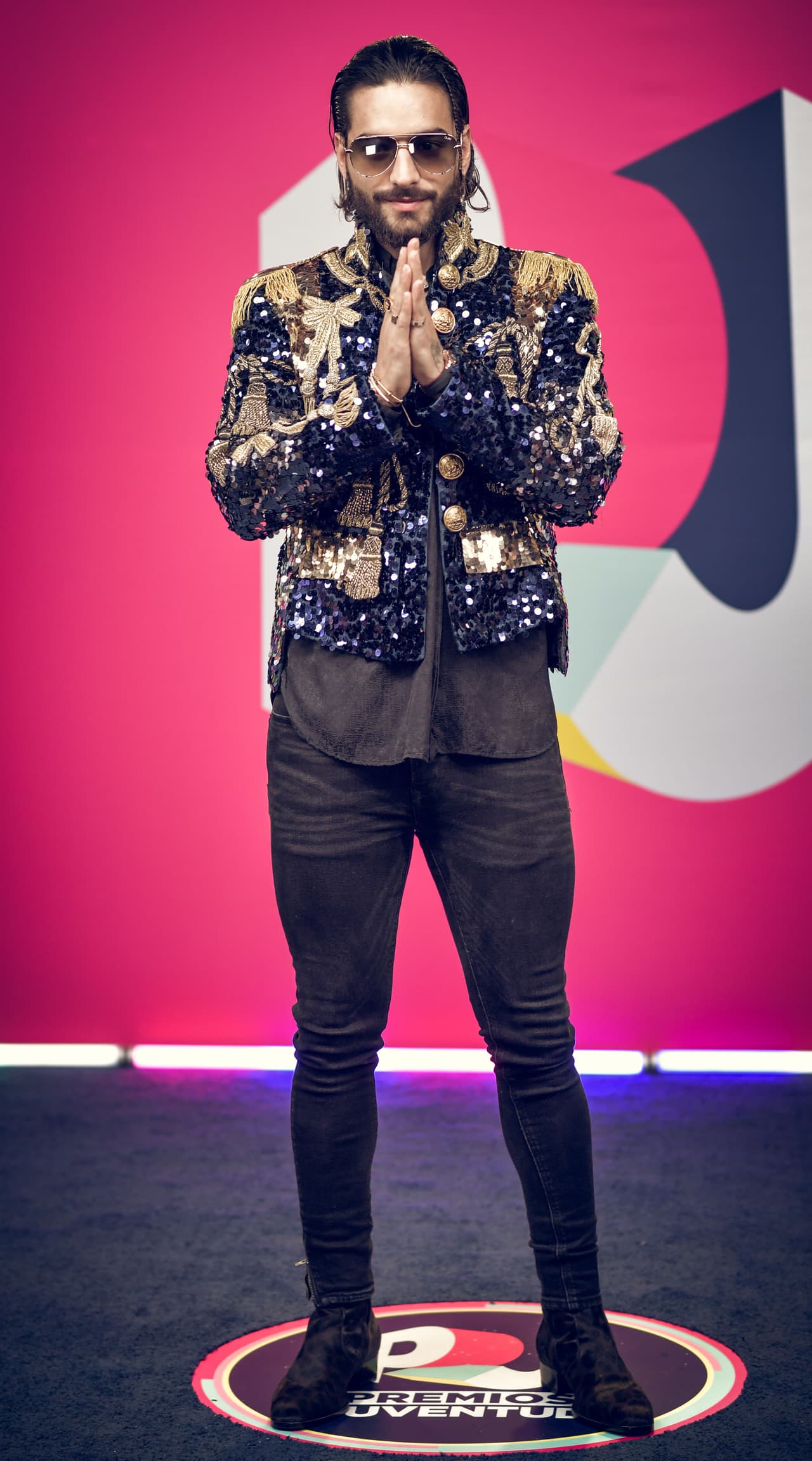 Maluma siempre se ha caracterizado por sorprender con sus vestuarios y esta vez no fue la excepción. El cantante llegó con un saco negro lleno de lentejuelas y pedrería en color dorado, muy al estilo Juan Gabriel.