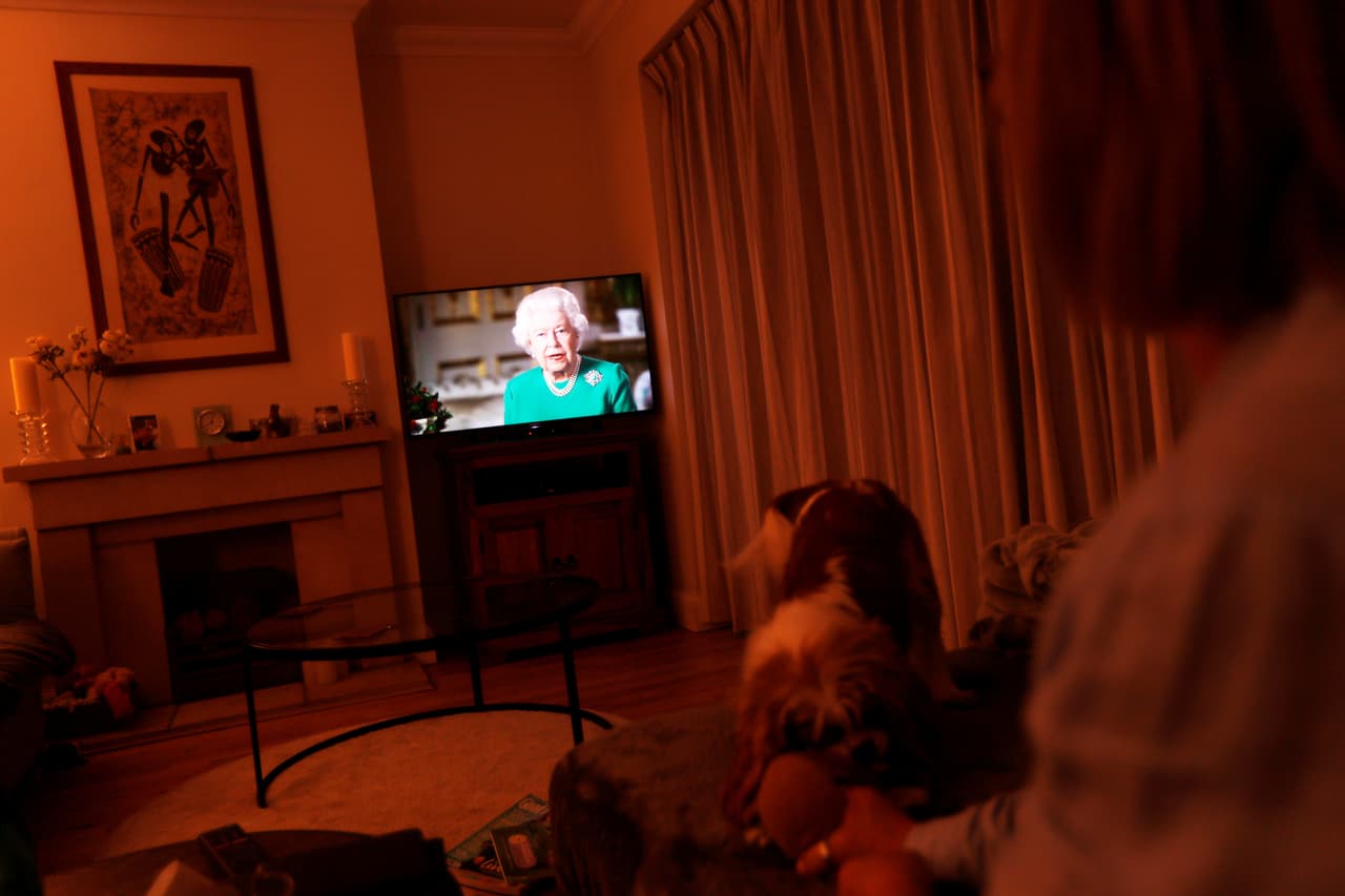 "Quiero agradecer a aquellos de ustedes que
<b> <a href="https://www.univision.com/local/nueva-york-wxtv/experta-explica-la-importancia-de-quedarse-en-casa-si-crees-que-tienes-coronavirus-video" target="_blank">se están quedando en casa</a></b>", dijo, "ayudando así a proteger a los más vulnerables y evitando a muchas familias el dolor que ya han sentido aquellos que han perdido a sus seres queridos".
<br>