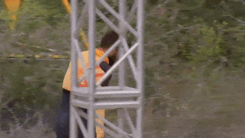Cada vez que se le escapa la victoria de las manos, comienza a aventar piedras o pegarle a las estructuras de las pruebas.