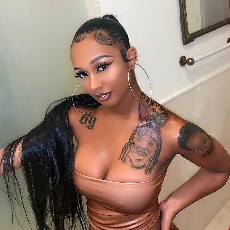 Las empleadas involucradas, identificadas como Jade y Baddie G, dijeron que la rapera arrojó sillas, botellas y pipas, provocándoles heridas leves.