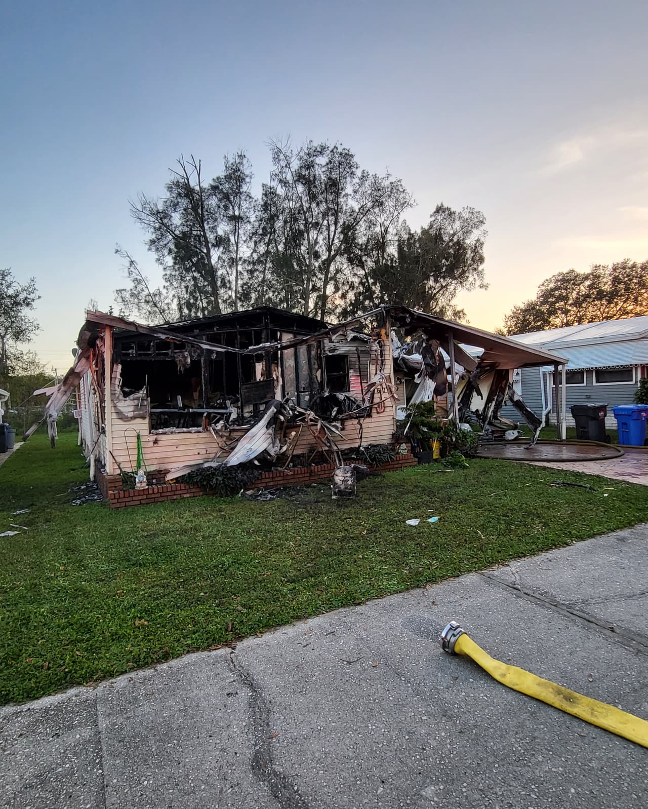 Dos gatos fueron rescatados por el Departamento de Bomberos del condado Hillsborough en un incendio de una casa en Ruskin, al sur de la Bahía de Tampa.