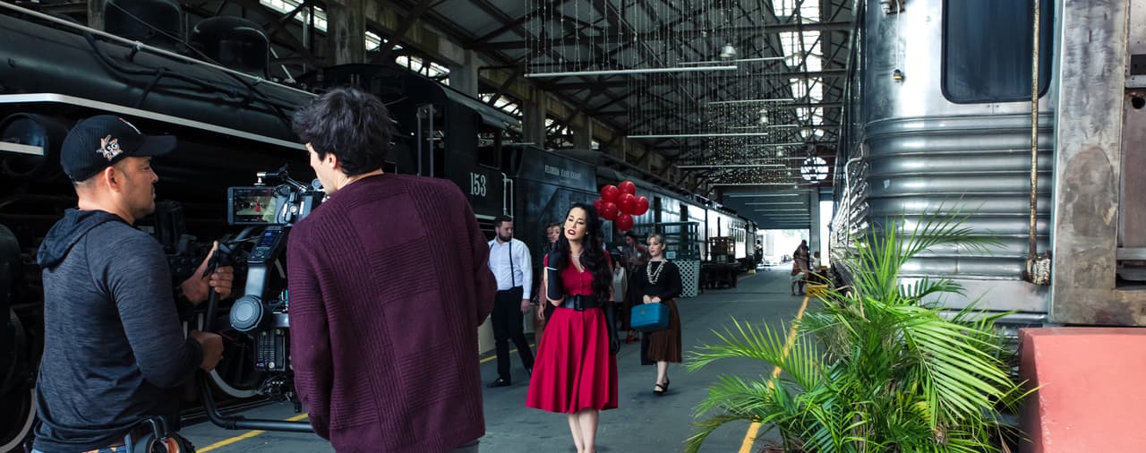 Mientras camina por la estación del tren, 'La Mala' canta recreando una metáfora sobre el dejar atrás lo que la lastima y tomar un rumbo diferente.