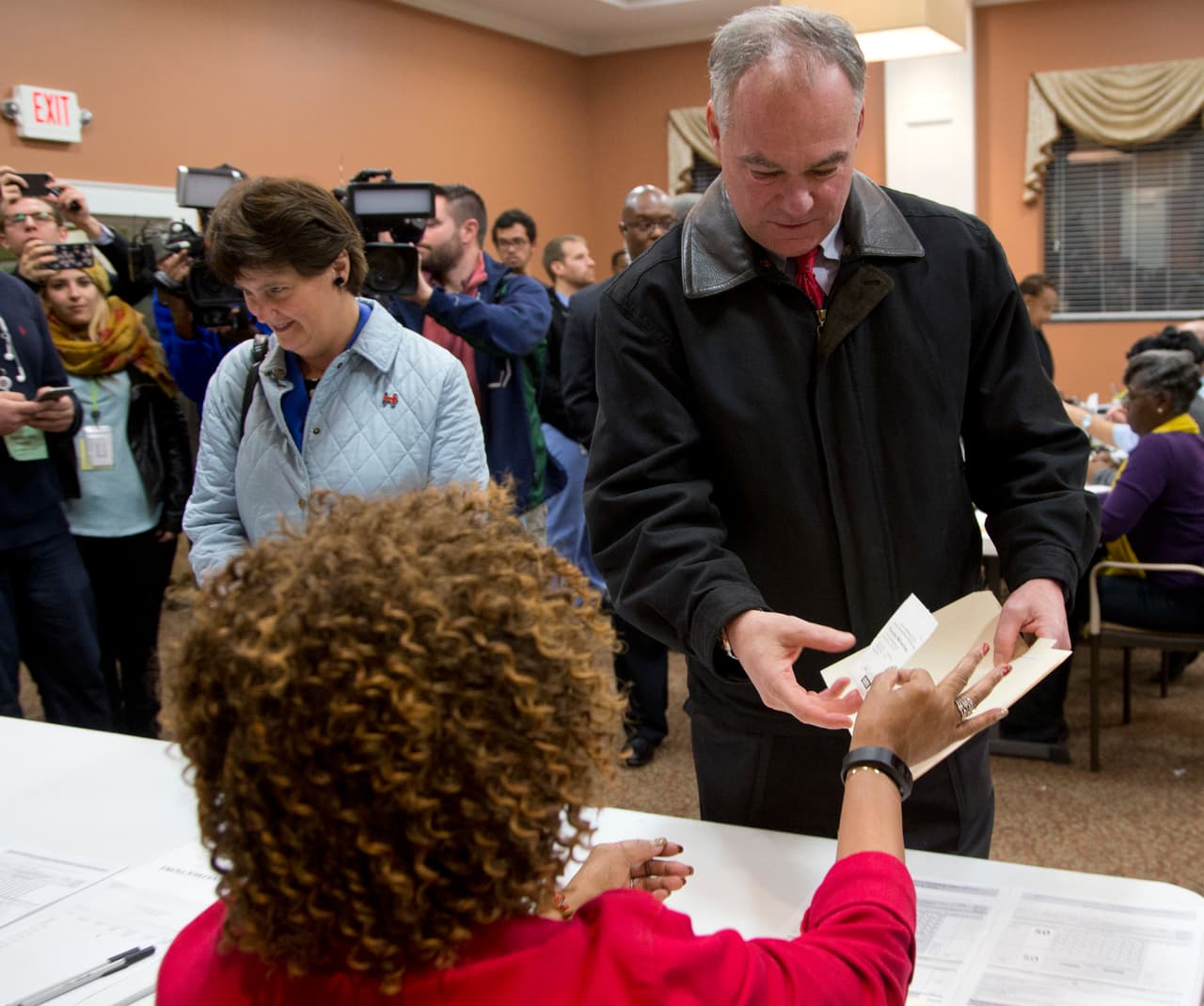 El candidato demócrata a la vicepresidencia, Tim Kaine, ejerce du derecho al voto en Richmond, Virginia.