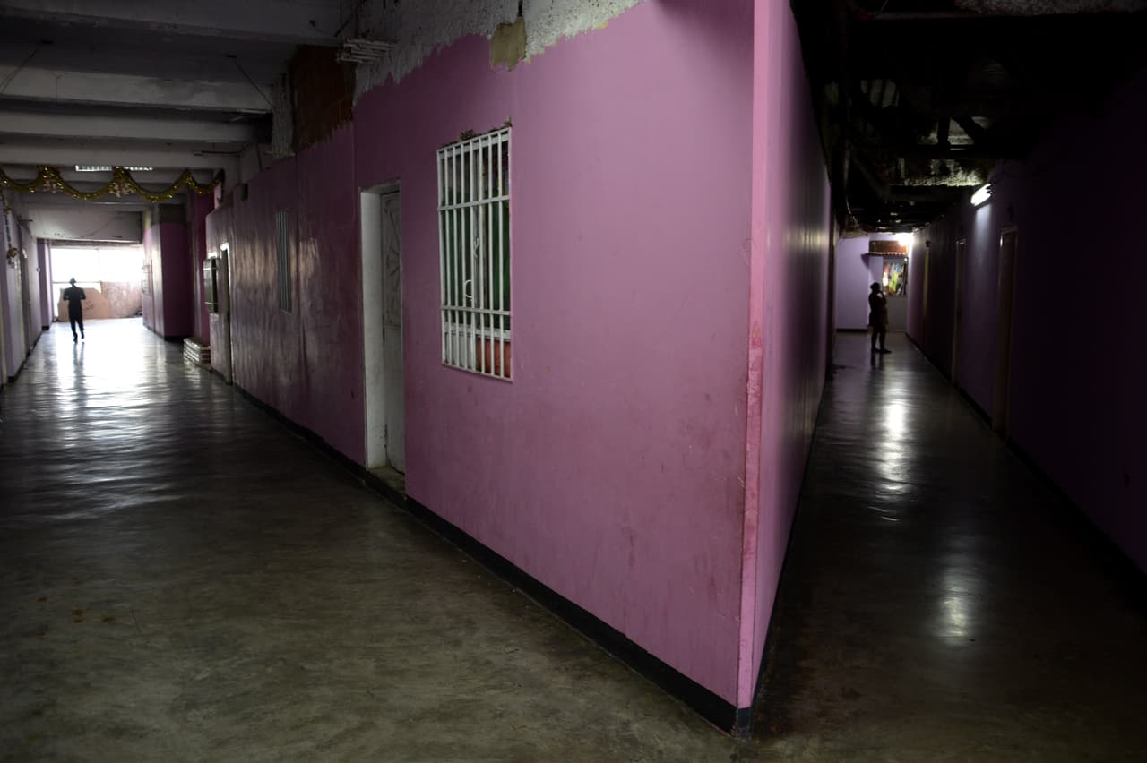 En 2013 la serie Homeland, de la cadena Fox, grabó un capítulo de su tercera temporada dentro de la torre y un año más tarde el edificio fue desalojado por las autoridades venezolanas. La fotografía es de una escena cotidiana del edificio, antes de ser abandonado otra vez en 2014.