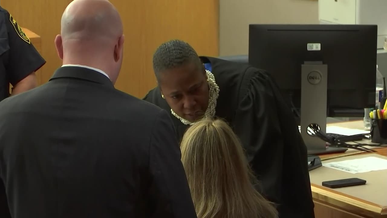 La jueza Tammy Kemp le dio a Amber Guyger una página de su propia biblia. Ella le dijo que leyera el versículo
<a href="https://bibliaparalela.com/john/3-16.htm" target="_blank">Juan 3:16</a> después de la sentencia oficial.
<br>