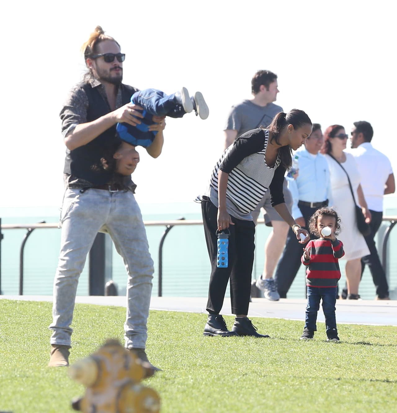 Hasta les dio una voltereta en el aire.