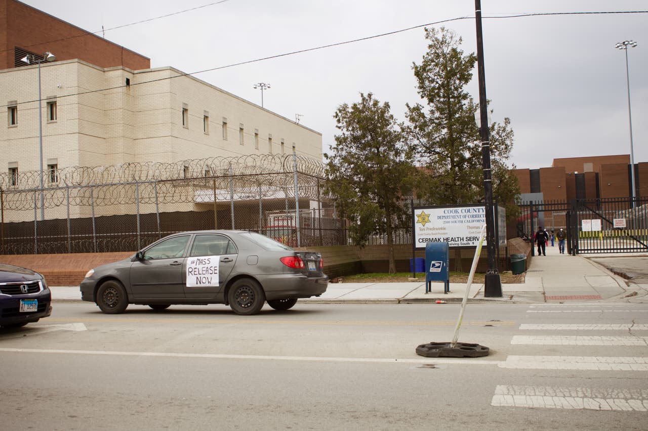 “Nos estamos uniendo para dar la alarma sobre la crisis de salud pública que ocurre dentro de cada cárcel, prisión y centro de detención en nuestro estado. Estamos en una crisis sin precedentes que requiere una acción sin precedentes. Si COVID-19 nos ha enseñado una cosa, es que la crisis, aunque puede impactarnos de manera desigual, deja al descubierto nuestra profunda interconexión. Si a uno de nosotros se le niega el tratamiento, todos corremos un mayor riesgo. Si uno de nosotros se ve obligado a vivir en condiciones que lo hacen más susceptible, todos sufriremos la parte principal de la tensión que resulta en nuestros sistemas de salud ", dijo Tanya Watkins de SOUL (Southsiders organizados para la unidad y la liberación).