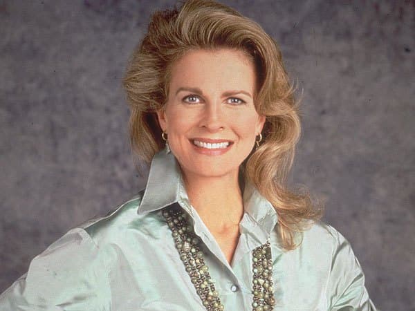 En 1987, a los 41 años, la hermosa
<b> Candice Bergen</b>, que había sido una estrella de cine desde su juventud, llegó a la TV como
<b> 'Murphy Brown'</b>, la célebre reportera de TV que metía en problemas lo mismo a su redacción, que a personajes de la clase política, como
<b> Dan Quayle</b>, que la criticó por ser madre soltera, sin importarle que fuera un personaje ficticio.