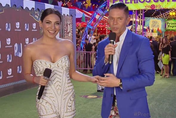 Bellos, atrevidos, creativos, y muy coloridos así fueron vestidos tus artistas favoritos a la feria de #PremiosJuventud. ¿Te copiarías los modelitos? ¿Quieres ver más? las mejores del mundo del entretenimiento aquí