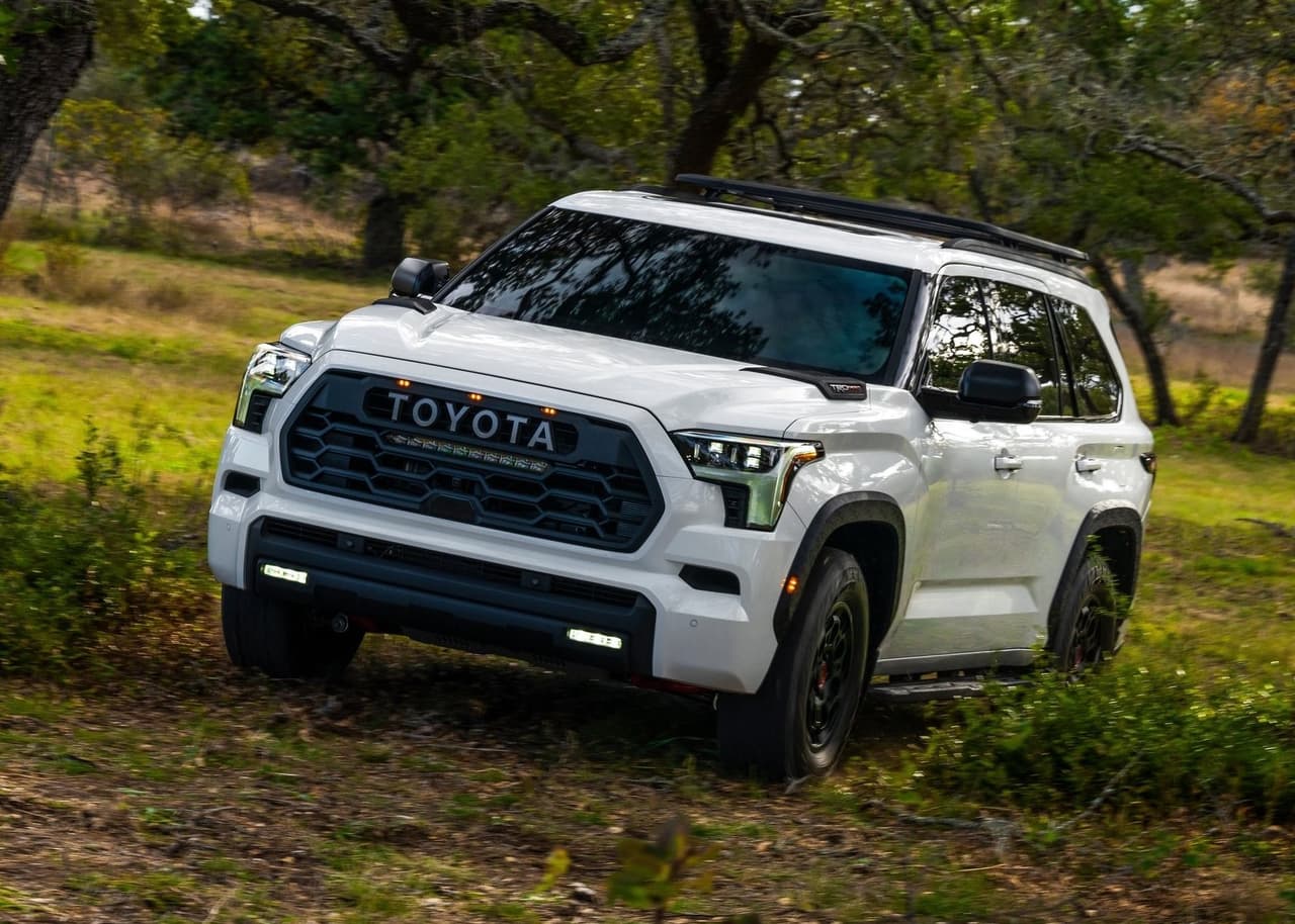 La Toyota Sequoia 2023 se rejuvenece adoptando un estilo moderno, una cabina tecnológica y un sistema de propulsión híbrido.
