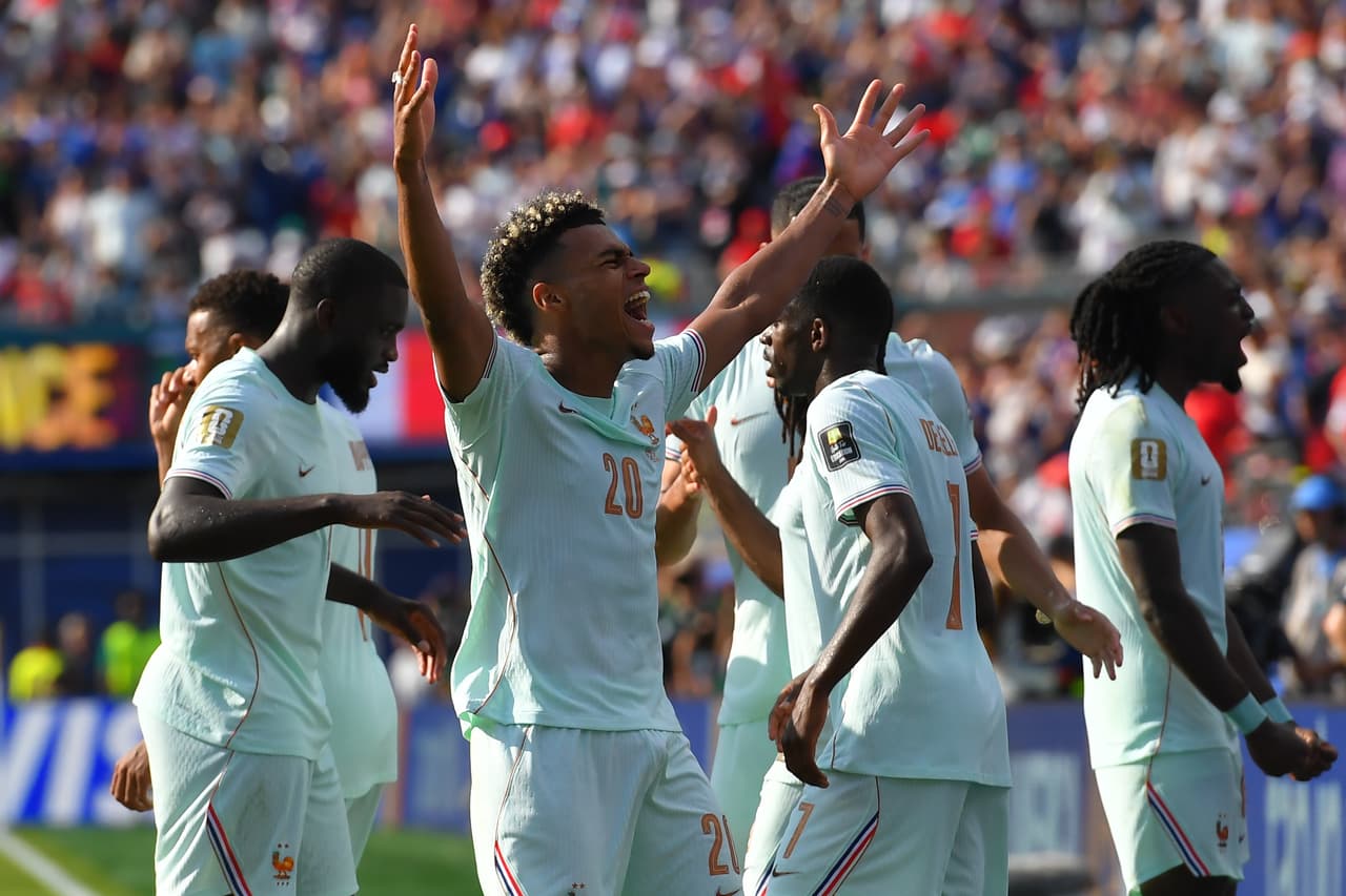 La selección francesa festeja el primer tanto.