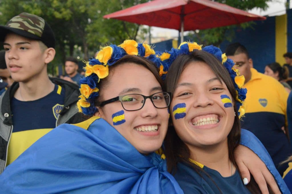 Con banderines, pintura en el rostro, pancartas, camisetas o cualquier esbozo de los colores de Boca, la afición mandó le mensaje de apoyo.