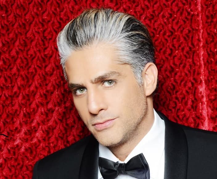 <b>Marco Méndez</b>, a quien vimos en '
<b>La doble vida de Estela Carrillo</b>', es también de esos guapos irresistibles que nos hacen desmayar con un toque de plata en el cabello.