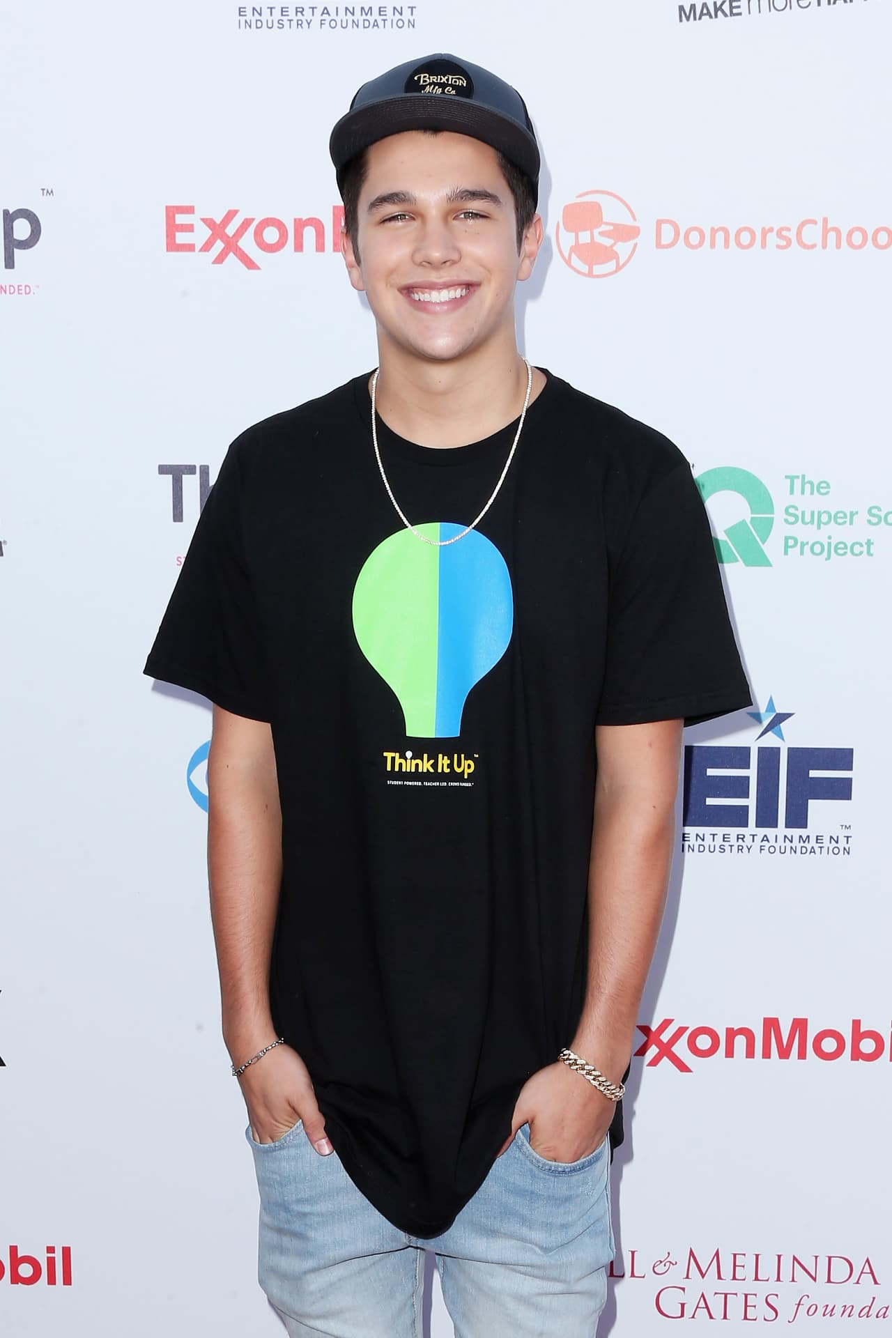 Y es que este chico se ha preparado bastante, incluso ha confesado que toca la guitarra, batería y piano. Sus actividades favoritas.