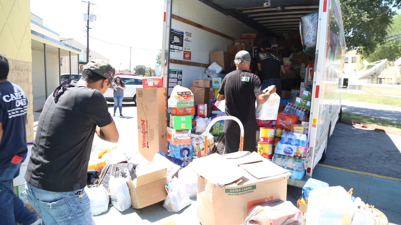 Así se cargo el camión con ayudas para los damnificados en Houston por radioescuchas y 'El Bueno, La Mala y El Feo'.