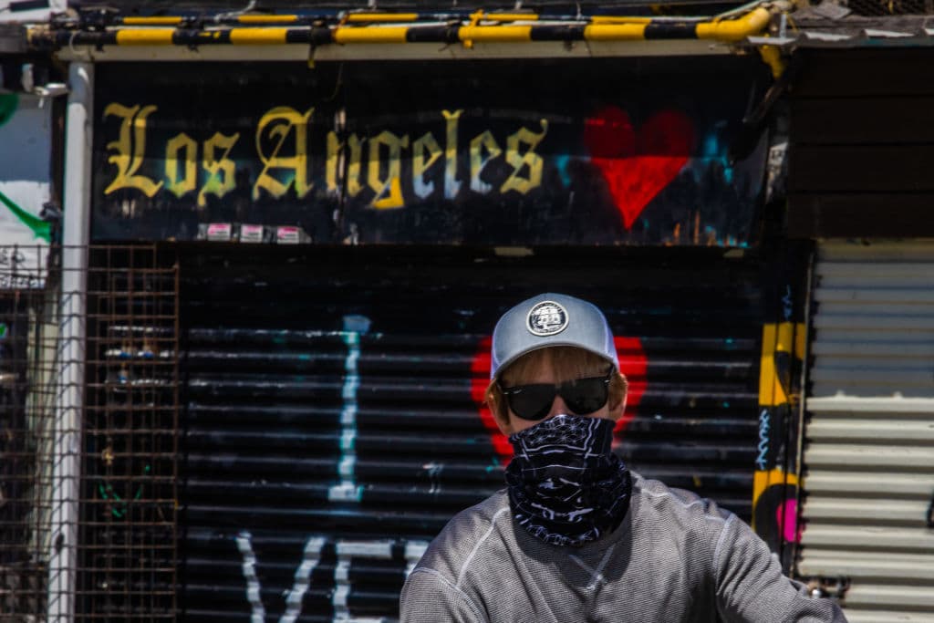 Estas recomendaciones pasaron a ser obligatorias después de encontrar nuevas evidencias en investigaciones sobre la transmisión del 
<a href="https://www.univision.com/noticias/salud/mapa-actualizado-del-coronavirus-cifras-de-casos-confirmados-y-fallecidos">Covid-19</a> que demostraron que 
<a href="https://www.univision.com/local/los-angeles-kmex/la-propagacion-del-coronavirus-asi-transmiten-la-enfermedad-las-personas-asintomaticas-video">personas asintomáticas </a>son trasmisores del 
<a href="https://www.univision.com/temas/coronavirus">coronavirus</a>.