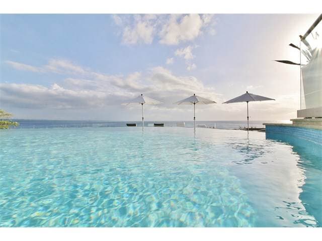 La residencia ubicada frente al mar tiene siete habitaciones, ocho baños completos y dos parciales, cuenta con unos 9,000 pies cuadrados de construcción, .352 acres y estaba a la venta por $4.2 millones. Además, tiene una casa de huéspedes, una sala de juegos, un teatro, dos cocinas, una serie de terrazas.