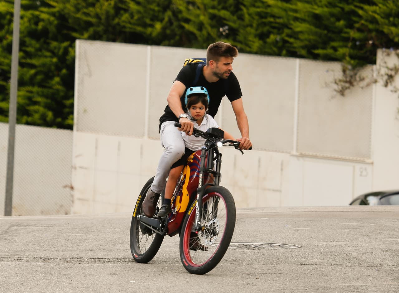 Photo © 2016 Quimi Ortiz/The Grosby Group EXCLUSIVE Barcelona, Sept 22, 2016 Soccer star, Gerard Pique arrives home driving a Barcelona FC customized bicycle after picking up his son Milan from school.