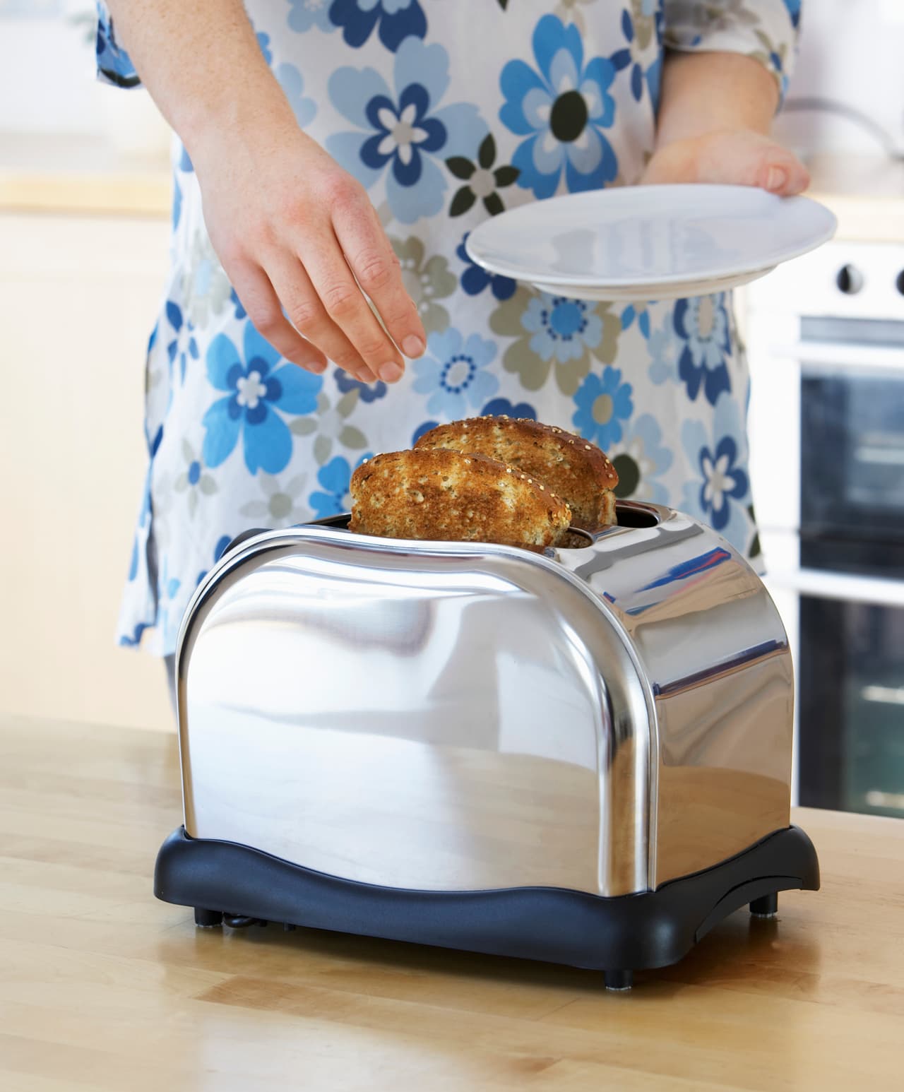 Para evitar la acumulación de restos de pan en el fondo de la tostadora, no te olvides de darle la vuelta y sacudirla. Cada dos semanas, o antes, dependiendo de la frecuencia con que lo uses, deberías desmontar la parte inferior y limpiar a profundidad, al igual que la parte exterior de la tostadora.