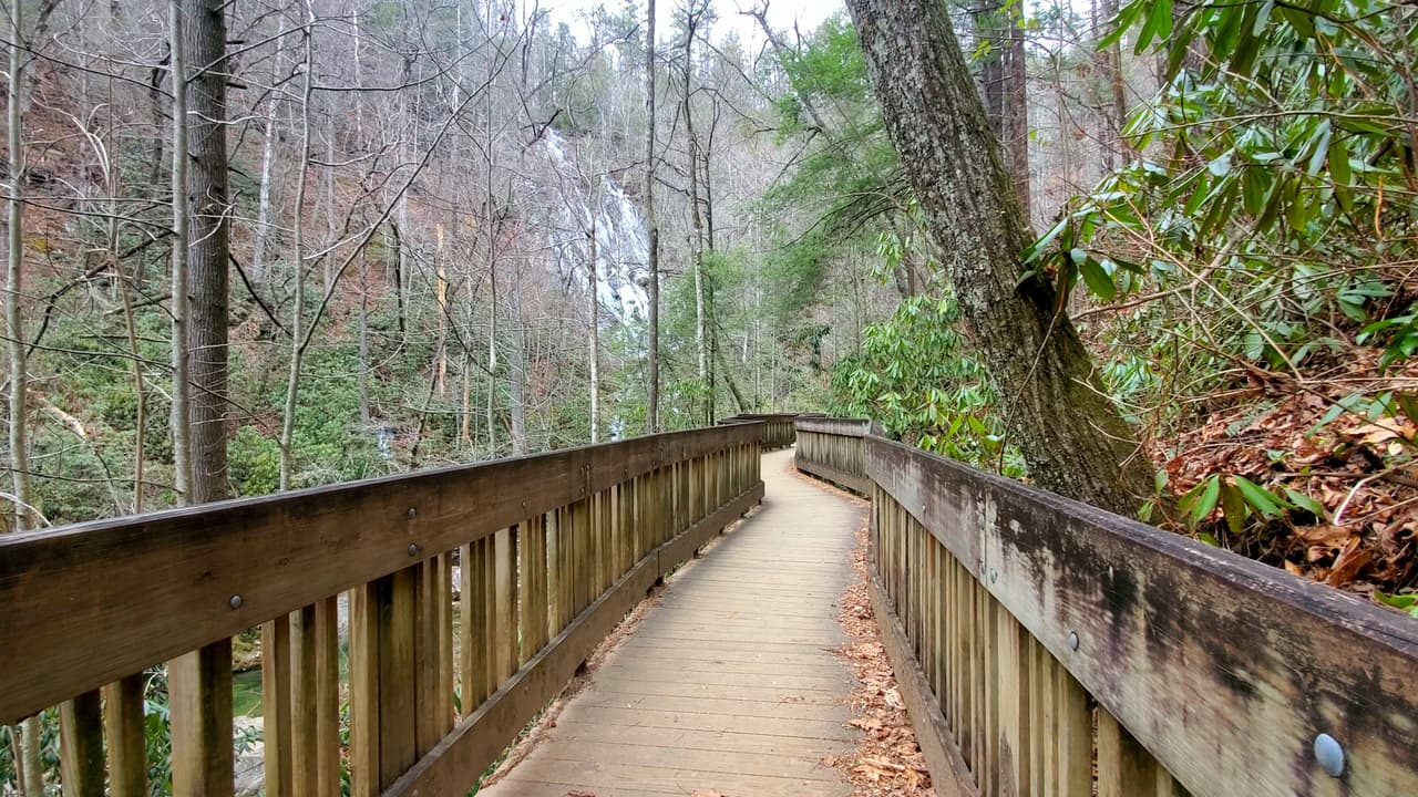 Minutos después llegarás a la base de las cascadas.