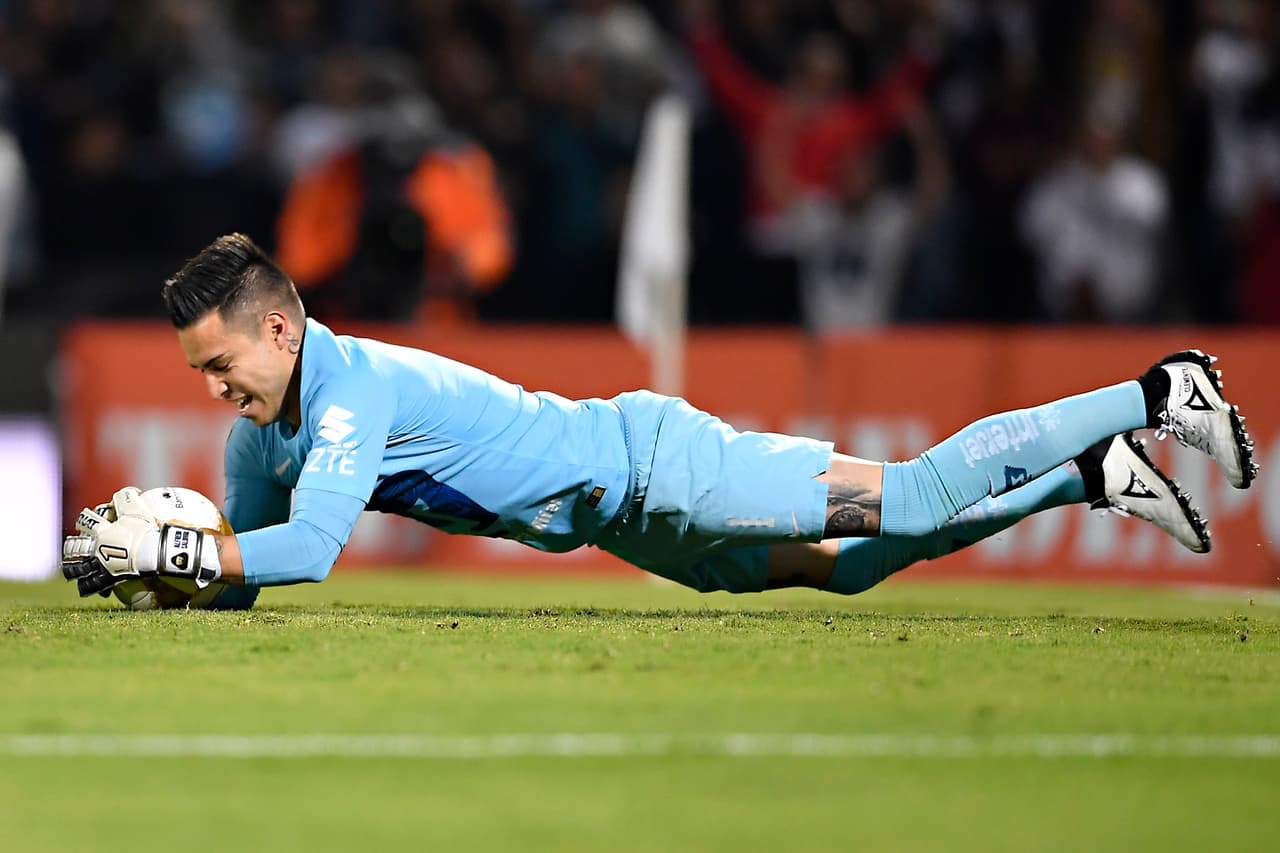 Incluso tuvo que hacer una segunda intentona para quedarse con el esférico pero fue misión cumplida, detuvo el penalti y Pumas resipiraba.